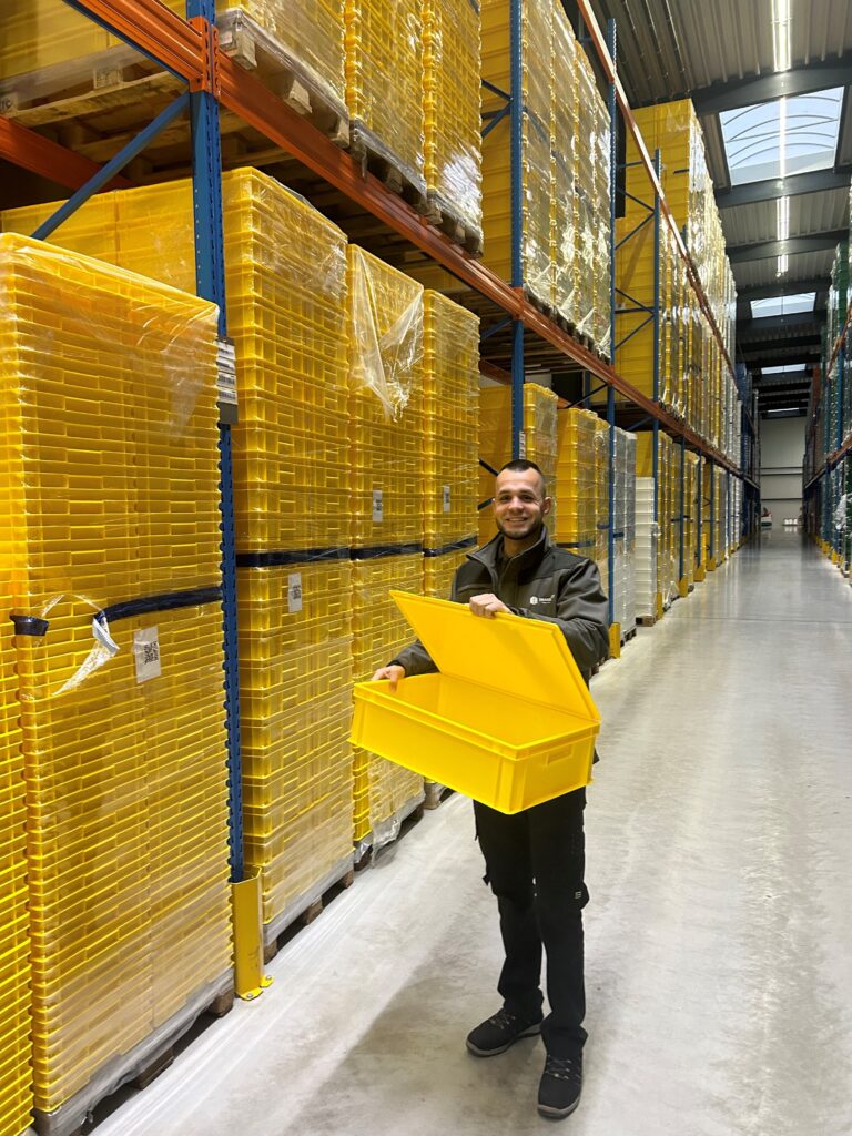 Gebruik je Euronorm bakken? Combineer ze eenvoudig met deksels, pallets of rolcontainers voor maximale logistieke efficiëntie.