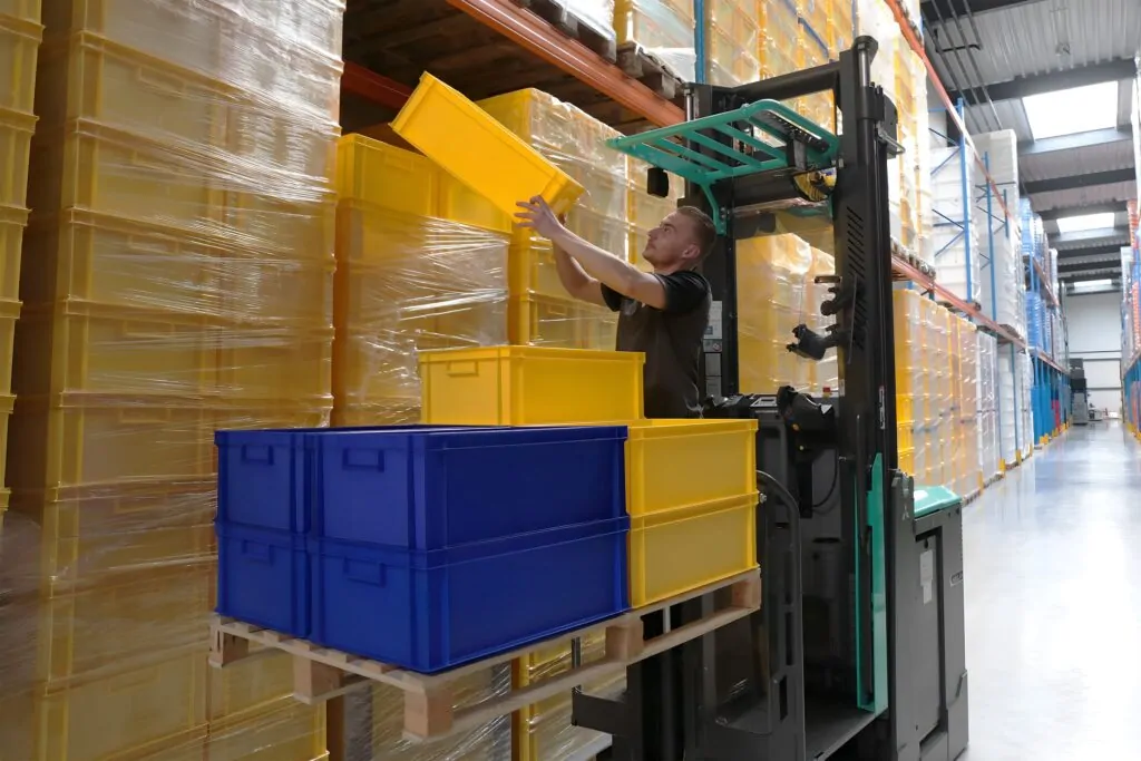 Euroboxen mit Gabelstapler aus Regalen holen